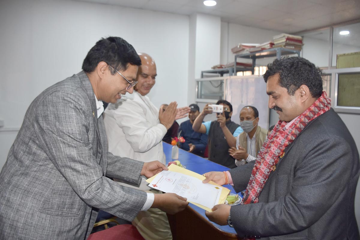 प्रदेश प्रमुख झाद्वारा ३२ औँ पटक रक्तदान